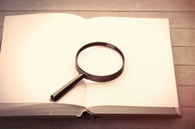 Açık not defteri ve Büyüteç camı