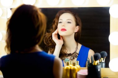 Aynaya bakıyor güzel genç kadını 