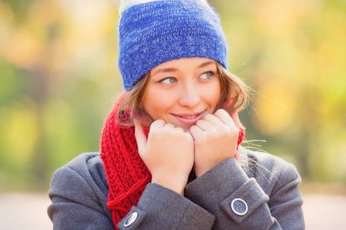 Güz parkında güzel genç bir kadın.