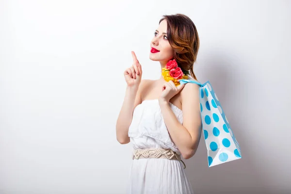 Mooie jonge vrouw met winkelen bag — Stockfoto