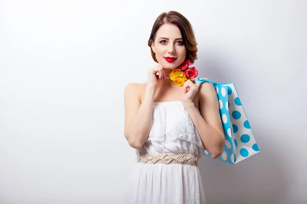 Piękna młoda kobieta z torbą na zakupy — Zdjęcie stockowe