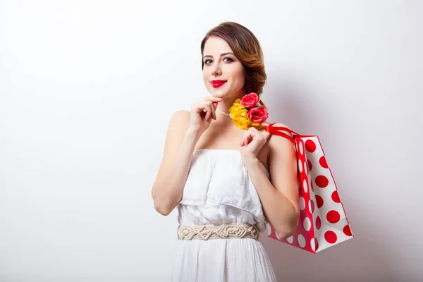 Bella giovane donna con shopping bag — Foto Stock