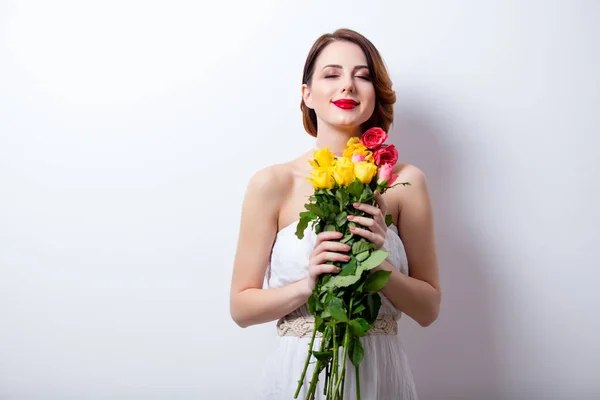 Bella giovane donna con mazzo di rose — Foto Stock