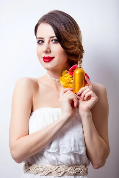 Hermosa joven con botella de perfume — Foto de Stock