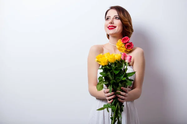 Belle jeune femme avec bouquet de roses — Photo