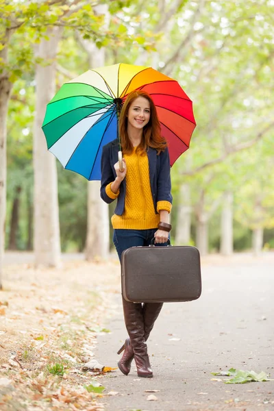 Jonge vrouw met paraplu — Stockfoto