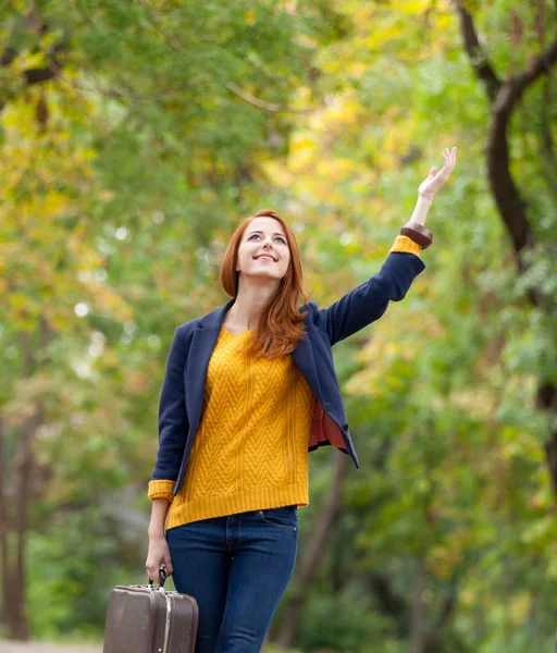 Bella giovane donna con valigia — Foto Stock