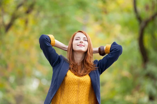 Jonge vrouw in herfst park — Stockfoto