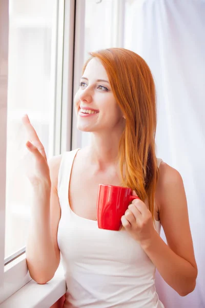 Bir fincan kahveyle güzel genç bir kadın — Stok fotoğraf