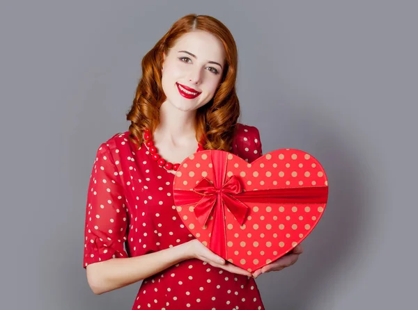 Mujer joven con regalo en forma de corazón —  Fotos de Stock