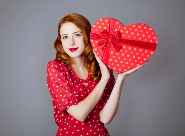 Junge Frau mit herzförmigem Geschenk — Stockfoto