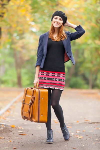 Belle jeune femme avec valise — Photo