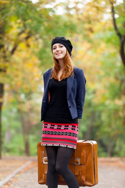 Piękna młoda kobieta z walizką — Zdjęcie stockowe