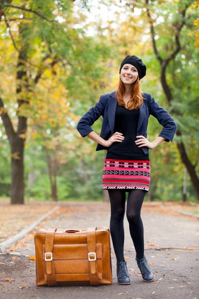 Schöne junge Frau mit Koffer — Stockfoto