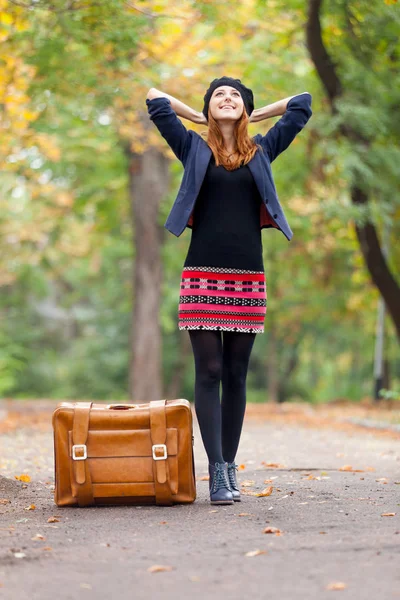 Красивая молодая женщина с чемоданом — стоковое фото