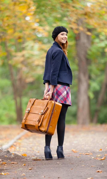 Belle jeune femme avec valise — Photo