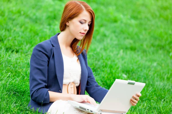 Mulher bonita com laptop — Fotografia de Stock