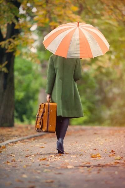 Jonge vrouw met paraplu — Stockfoto