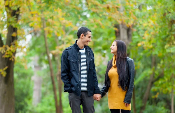 秋日公园的一对年轻夫妇 — 图库照片