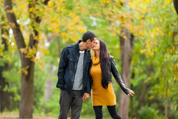 Jovem casal beijando no parque — Fotografia de Stock
