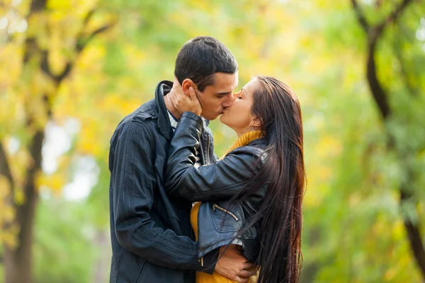 Jovem casal beijando no parque — Fotografia de Stock