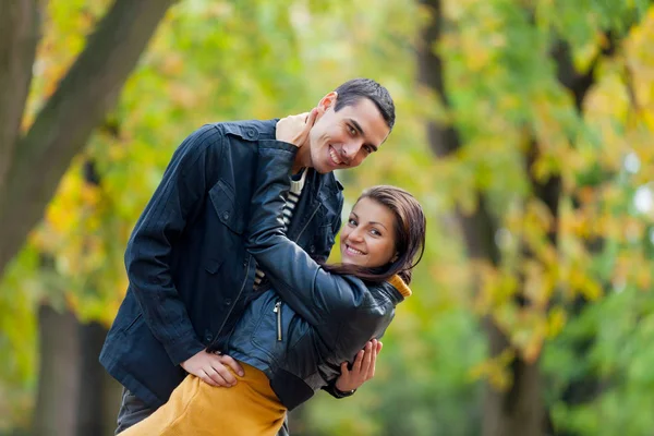 Jeune couple étreignant et souriant — Photo