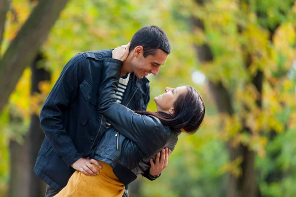 Jovem casal abraçando e sorrindo — Fotografia de Stock