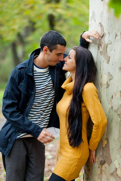 Jovem casal sorrindo — Fotografia de Stock