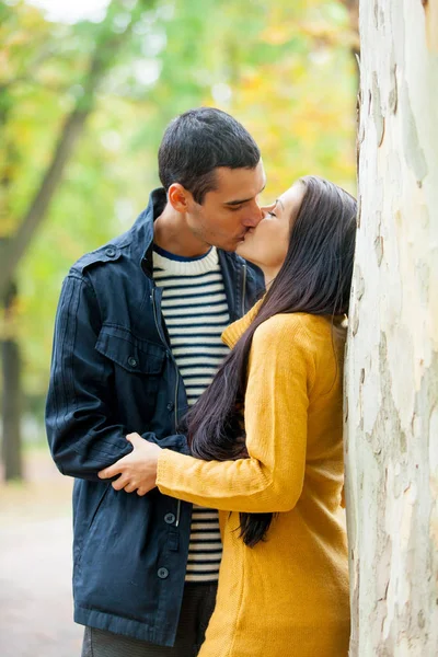 Jovem casal abraçando e beijando — Fotografia de Stock