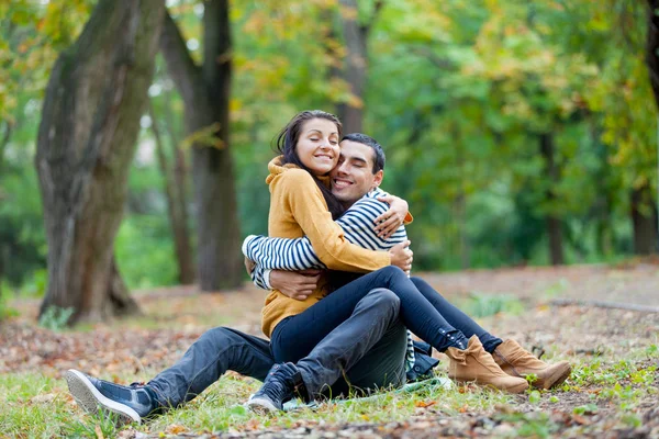 Niedliches Paar umarmt — Stockfoto