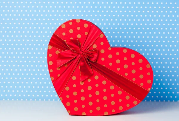 Hermosa caja de regalo en forma de corazón — Foto de Stock