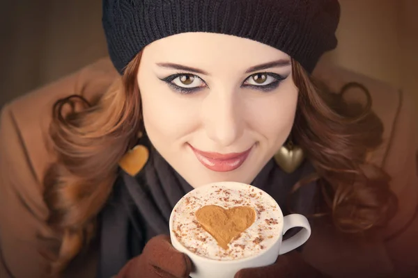 Hermosa joven con taza de café —  Fotos de Stock