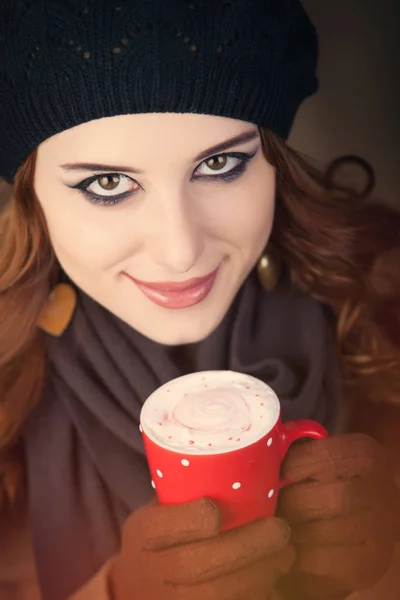 Belle jeune femme avec tasse de café — Photo