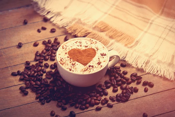 Cup of coffee and coffee beans — Stock Photo, Image