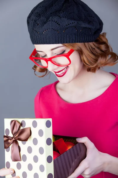 Hermosa mujer joven regalo de apertura — Foto de Stock