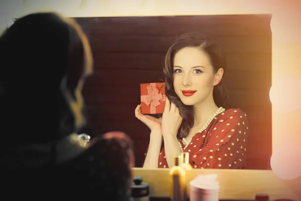 Beautiful young woman holding gift box — Stock Photo, Image