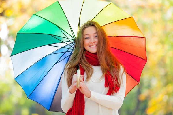 带着雨伞的年轻漂亮女人 — 图库照片