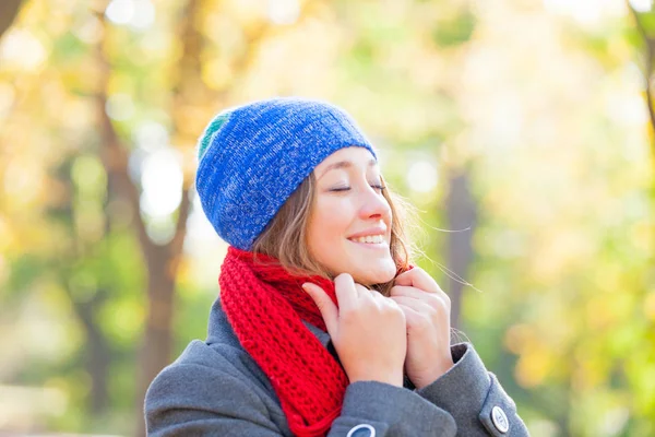 Mooie jonge vrouw in herfst park — Stockfoto