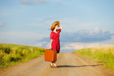 güzel bir genç kadın çanta