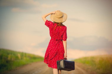 güzel bir genç kadın çanta