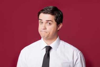 Yakışıklı bir gencin portresi.  