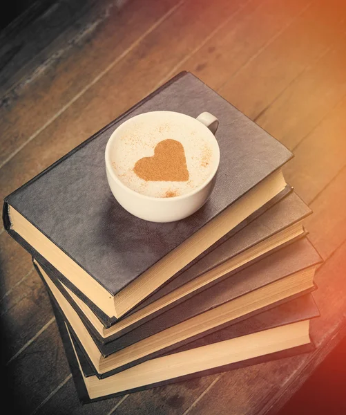 Pile de livres et tasse de café — Photo