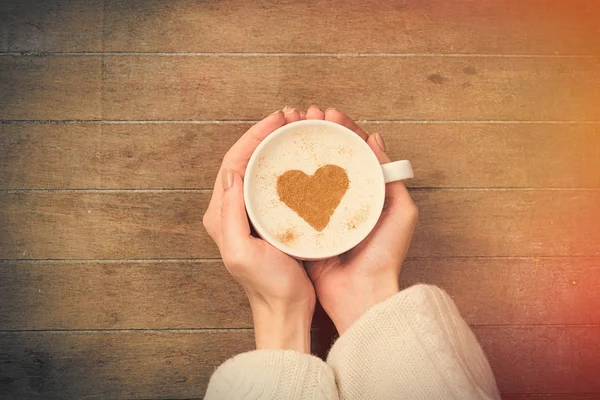 Mains féminines tenant une tasse de café — Photo