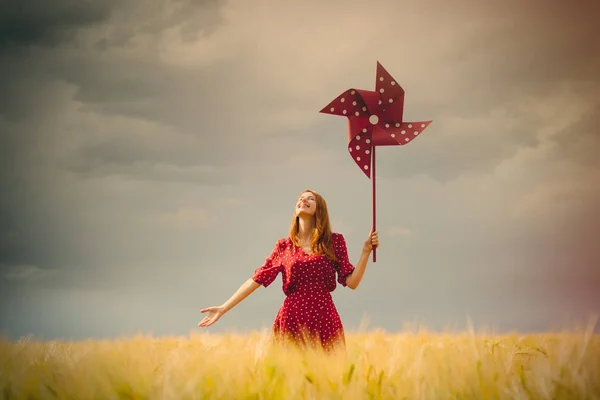 Bela jovem mulher com brinquedo de vento — Fotografia de Stock