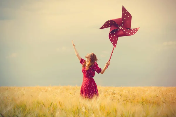 Bella giovane donna con giocattolo del vento — Foto Stock