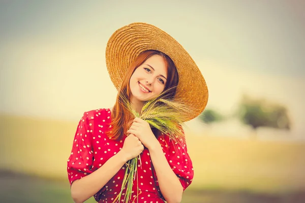 Красивая молодая женщина с колосьями пшеницы — стоковое фото