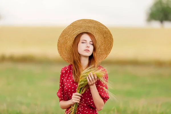 Schöne junge Frau mit Ähren — Stockfoto