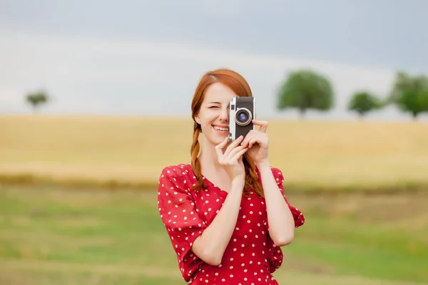 Jovem mulher segurando câmera retro — Fotografia de Stock