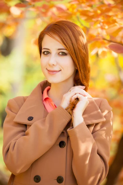 Retrato de una hermosa joven — Foto de Stock