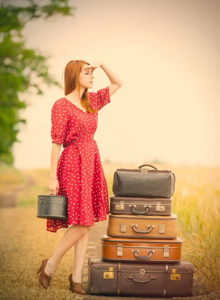 Mooie jonge vrouw met koffers — Stockfoto